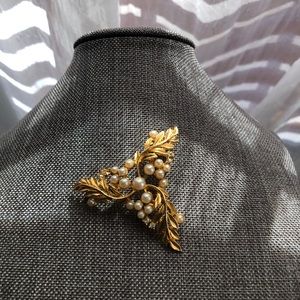 Vintage Signed Richelieu brooch